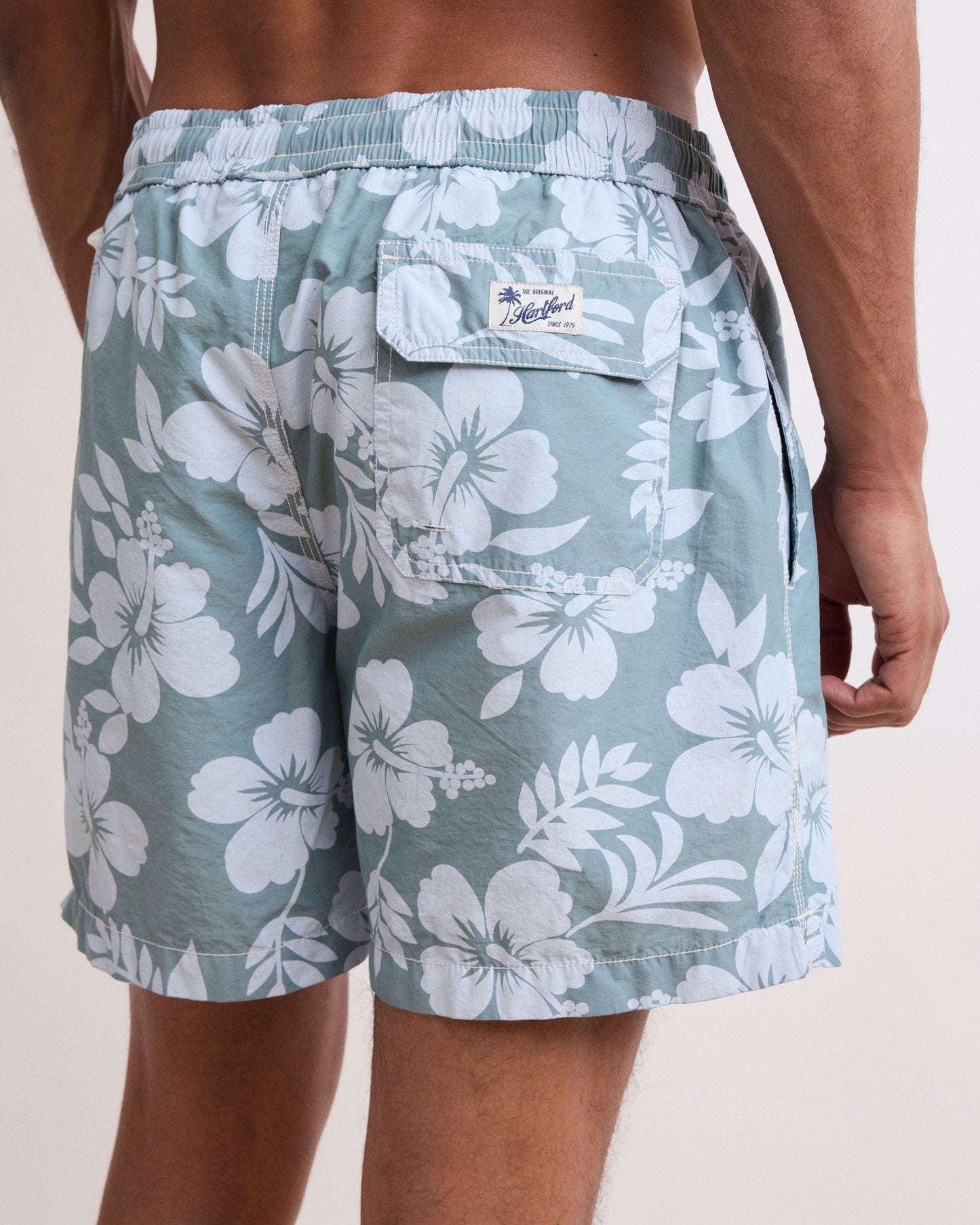 Costume da bagno da uomo con stampa Hibiscus Verde Celadon Swim