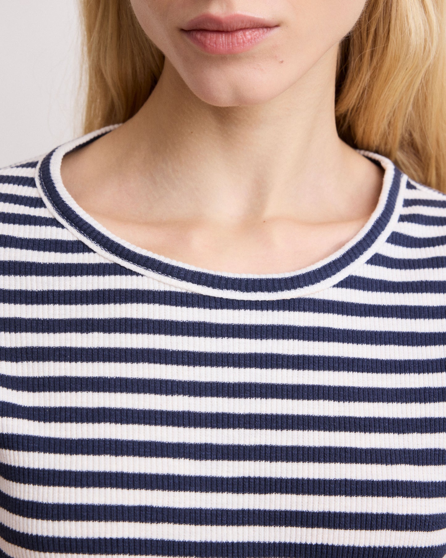 Dames T-shirt van geribd katoen met strepen in ecru en marineblauw Teofila