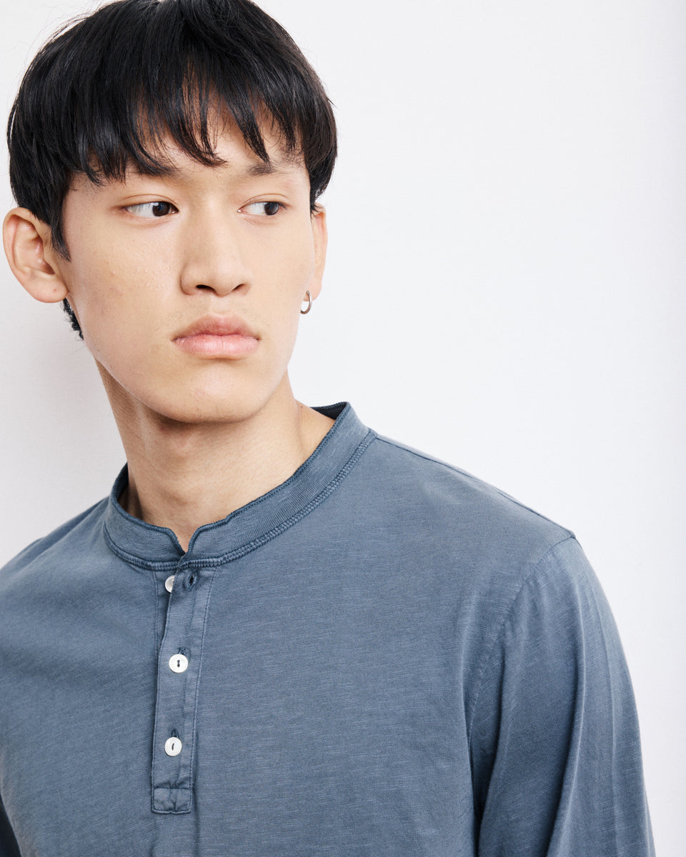 Herren-T-Shirt aus Slub-Baumwolle in Carbon Henley - Image 3