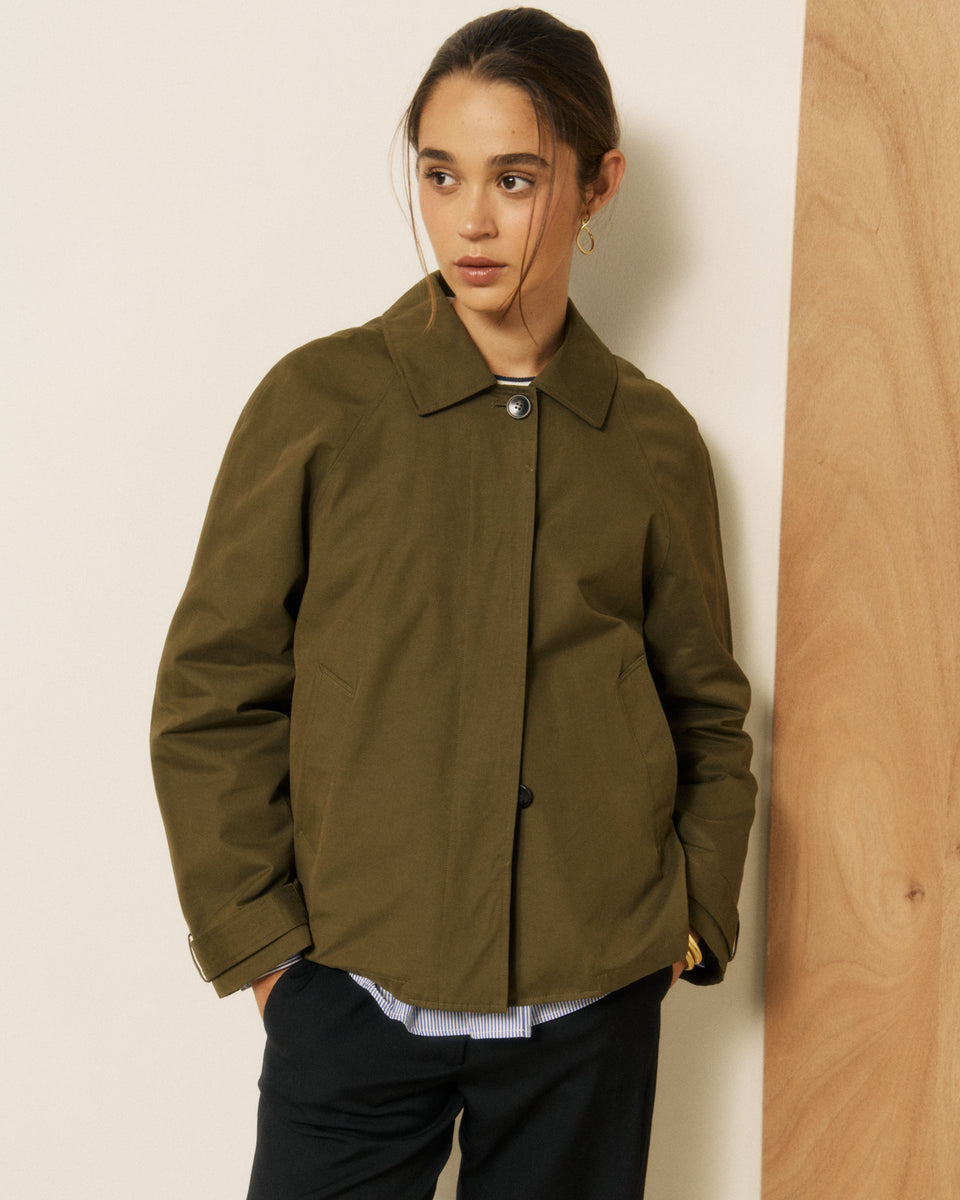 Manteau Femme en Gabardine de Coton Vert Militaire Voltaire - Image 2