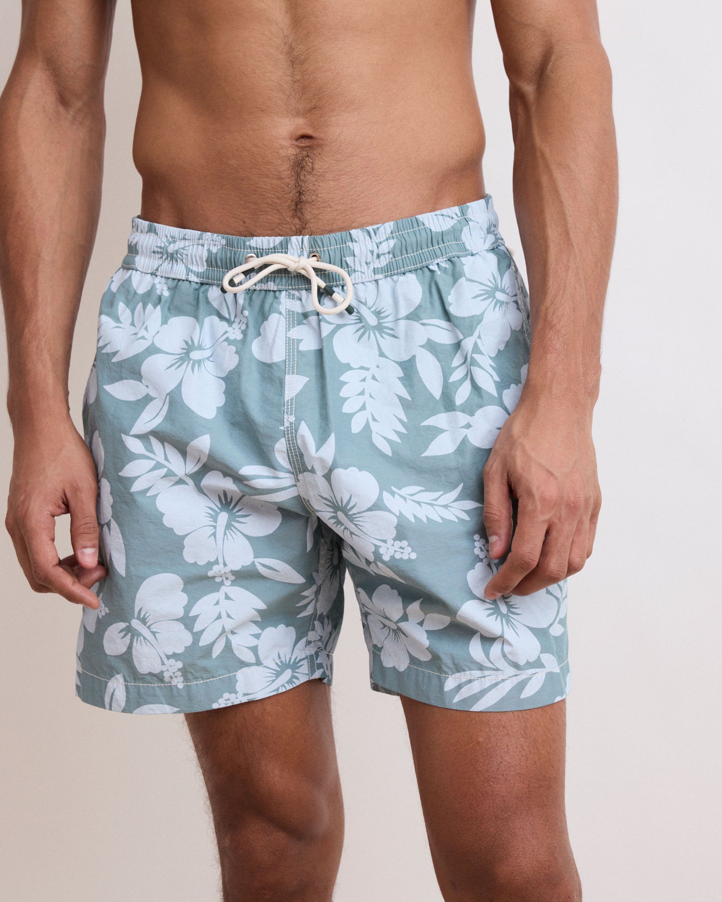 Costume da bagno da uomo con stampa Hibiscus Verde Celadon Swim