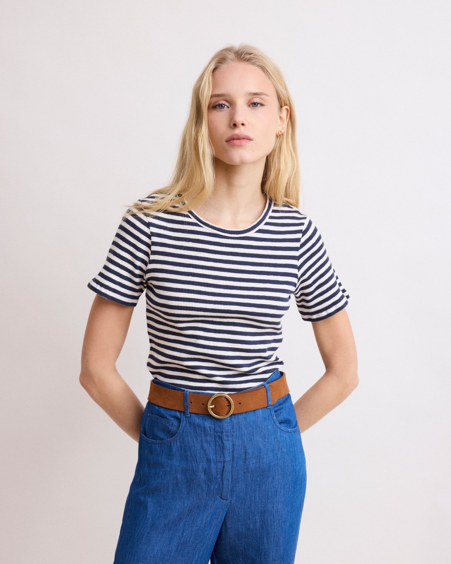 Dames T-shirt van geribd katoen met strepen in ecru en marineblauw Teofila