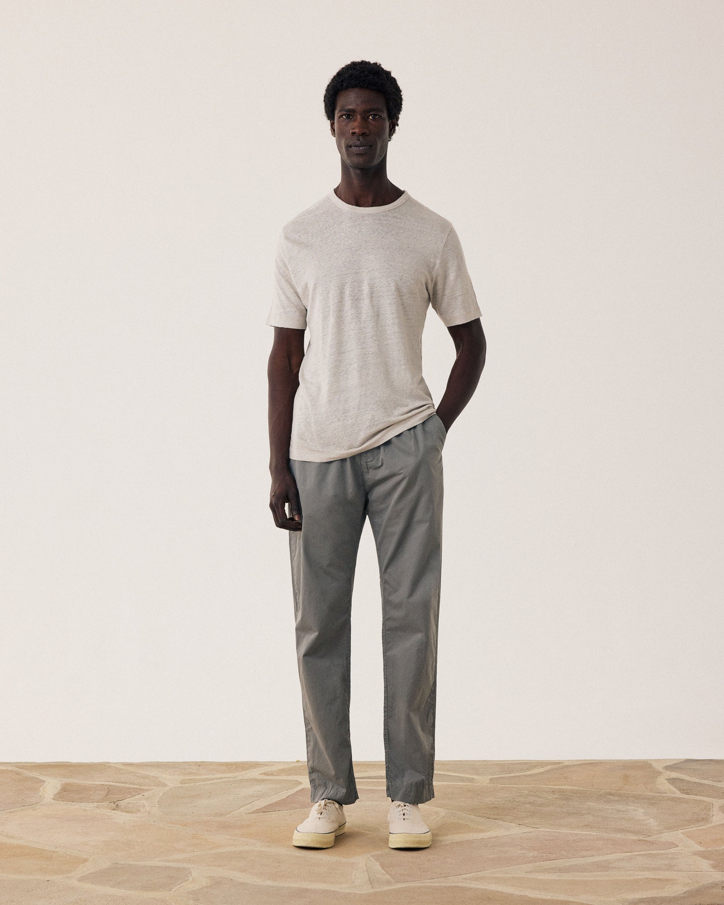 Pantalones de hombre de algodón ligero en color verde militar estilo jogger