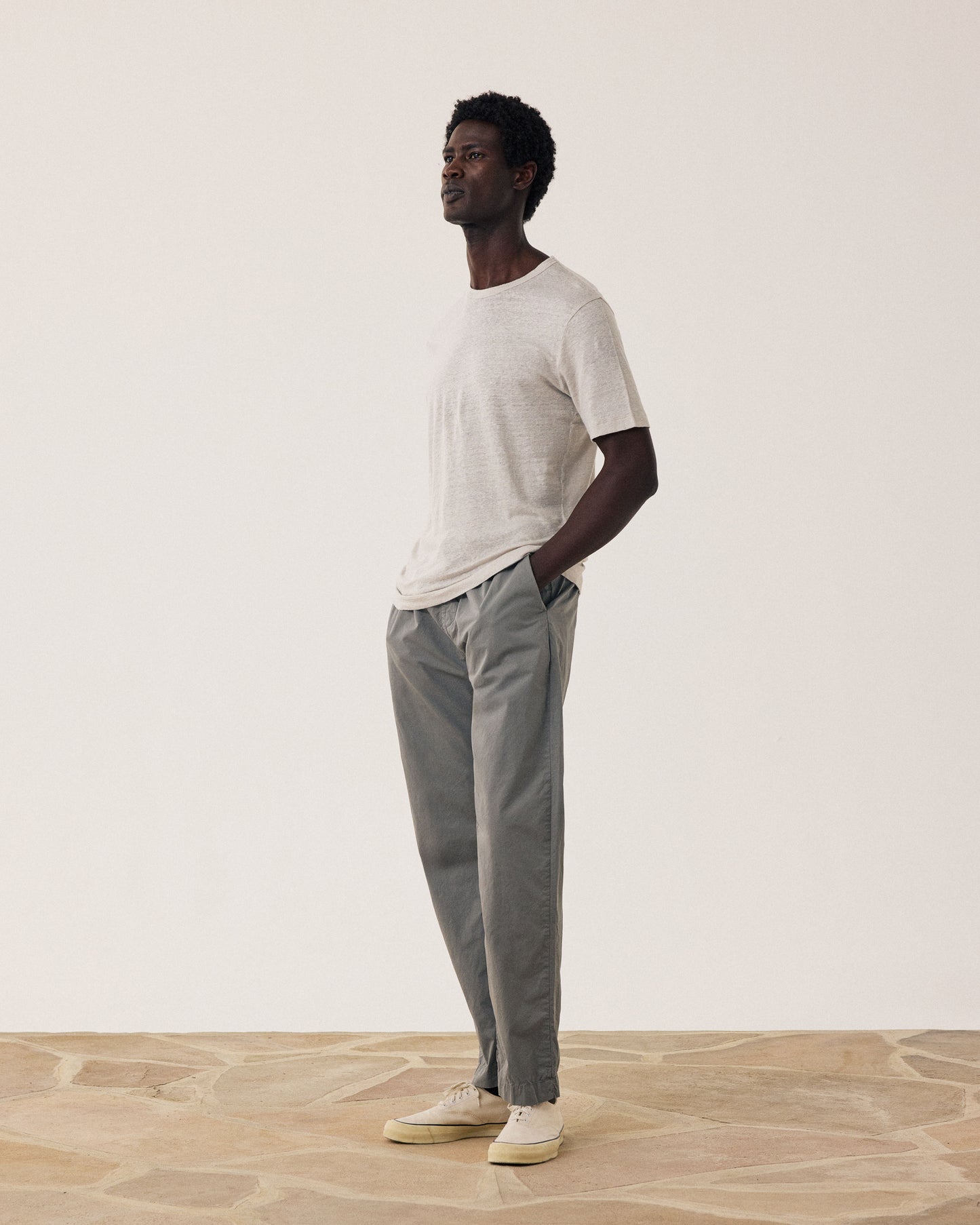 Pantalones de hombre de algodón ligero en color verde militar estilo jogger