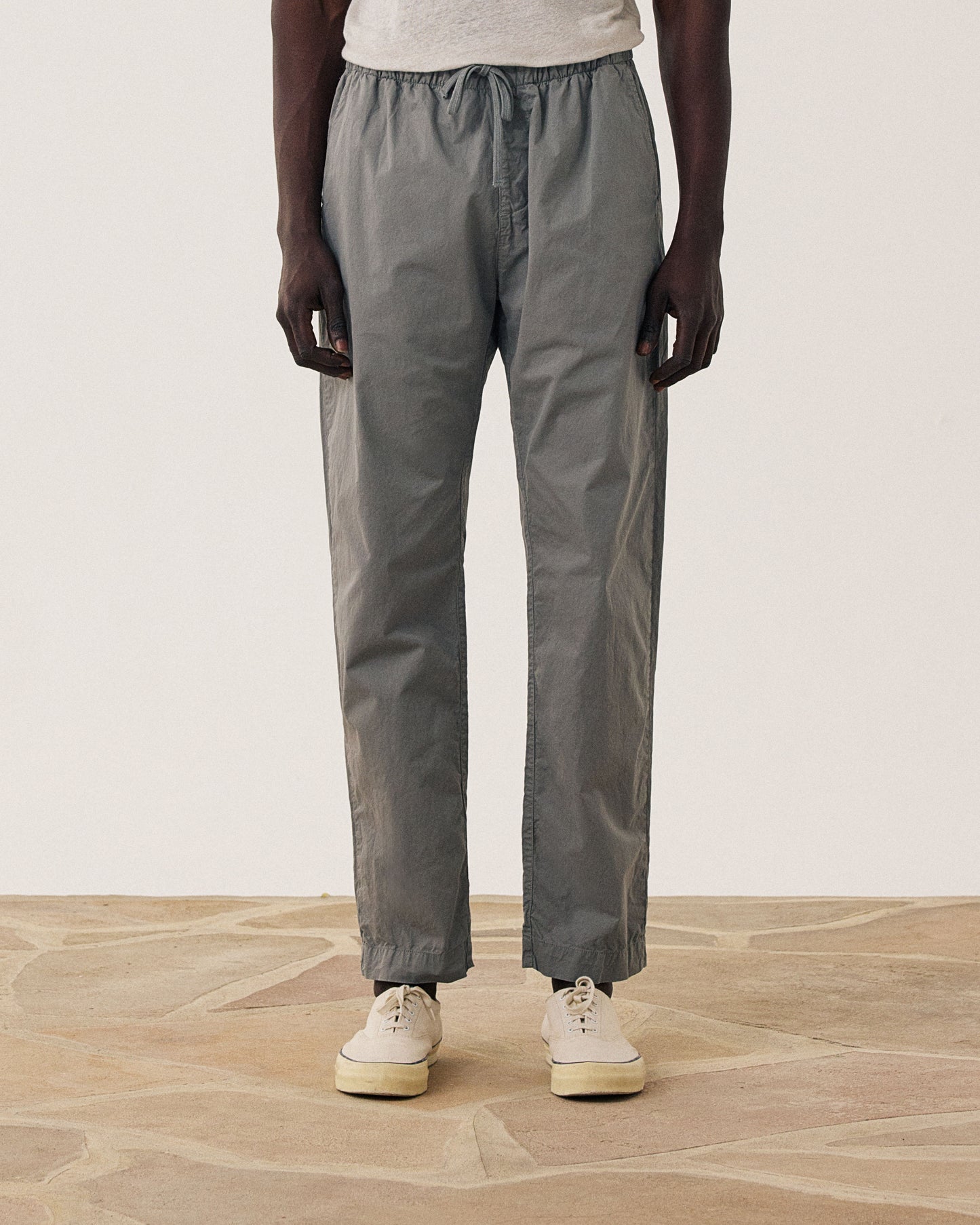 Pantalones de hombre de algodón ligero en color verde militar estilo jogger
