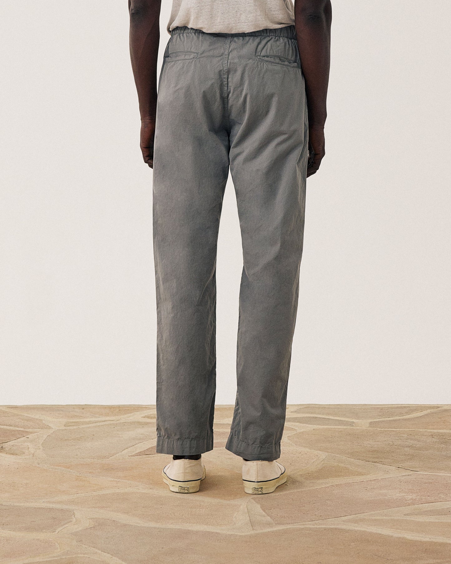 Pantalones de hombre de algodón ligero en color verde militar estilo jogger