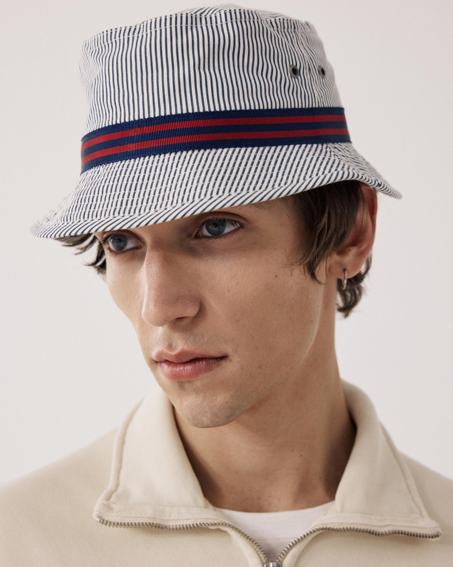 Bob para hombre en algodón Seersucker a rayas azul marino y crudo BFA4405-02
