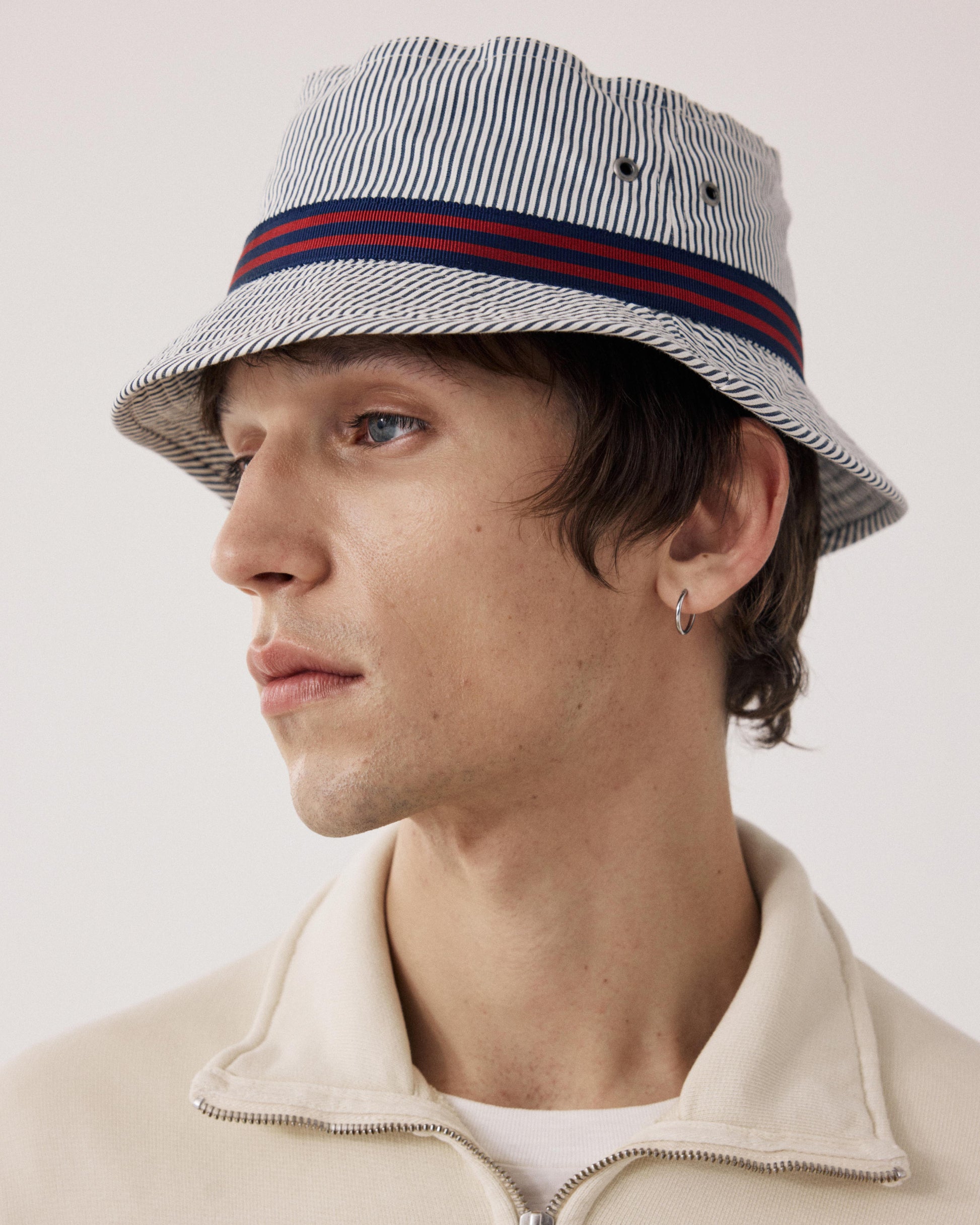 Bob para hombre en algodón Seersucker a rayas azul marino y crudo BFA4405-02