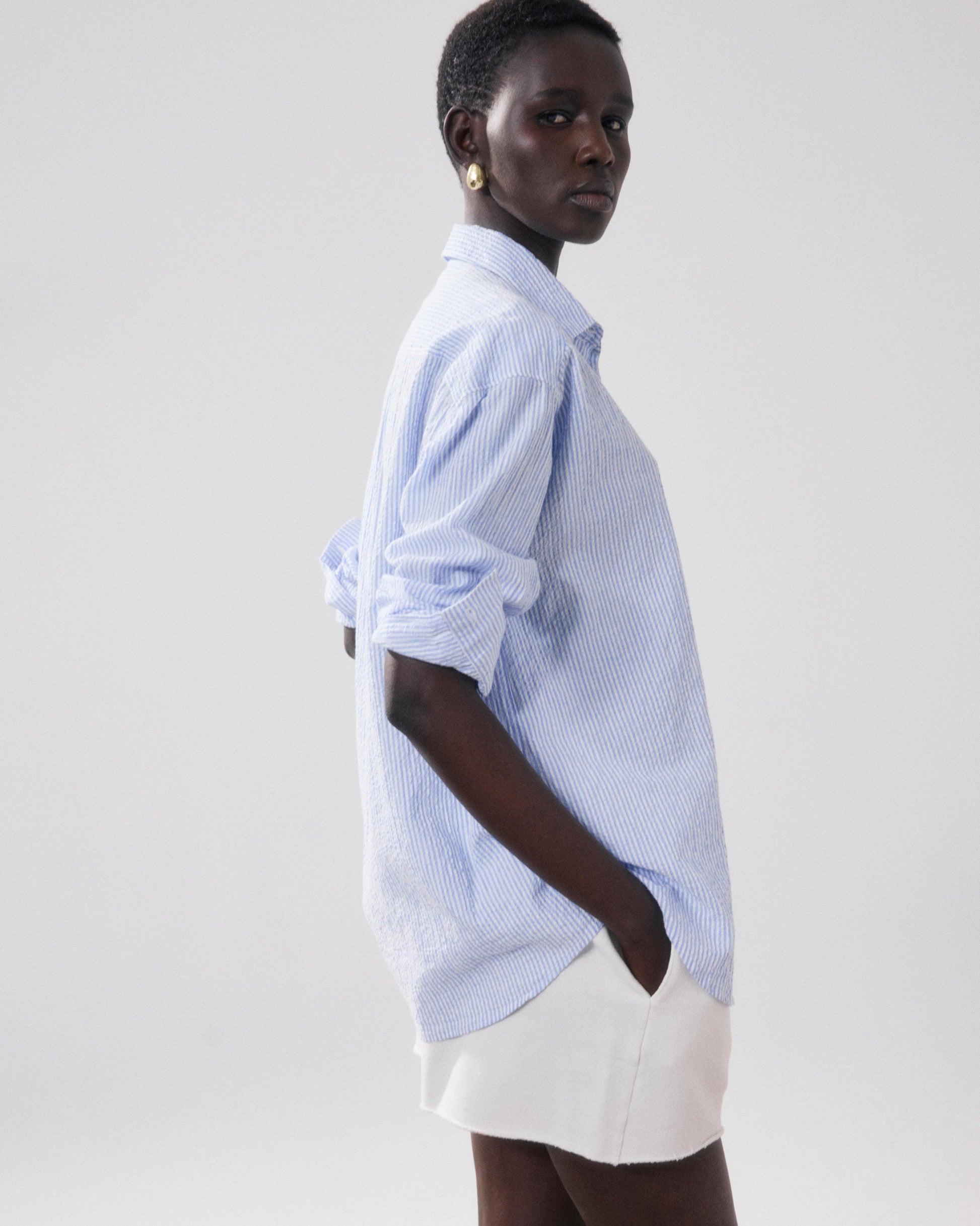 Camicia da donna in cotone seersucker bianco e blu Charlot