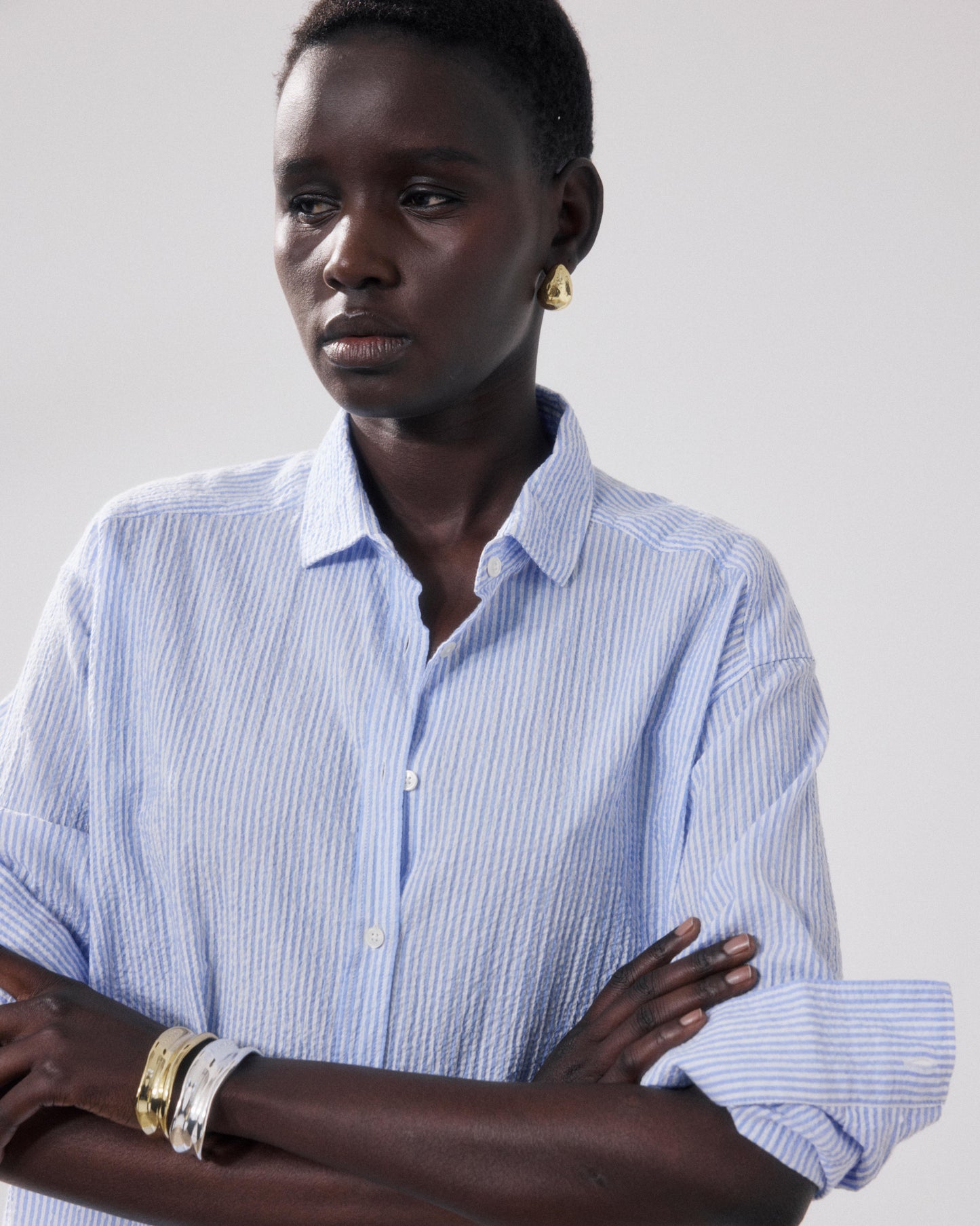Camicia da donna in cotone seersucker bianco e blu Charlot