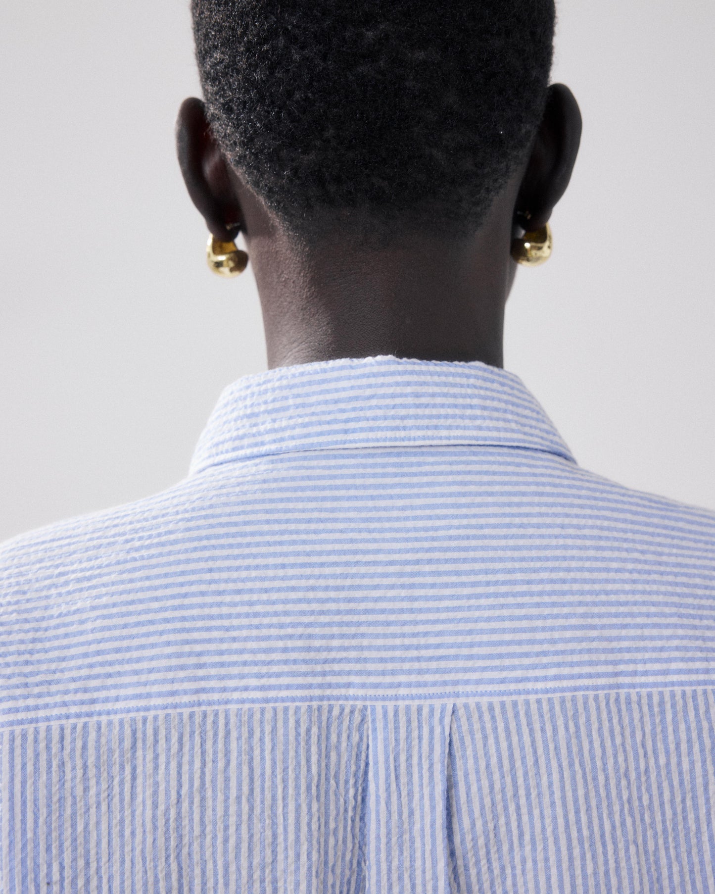 Camicia da donna in cotone seersucker bianco e blu Charlot