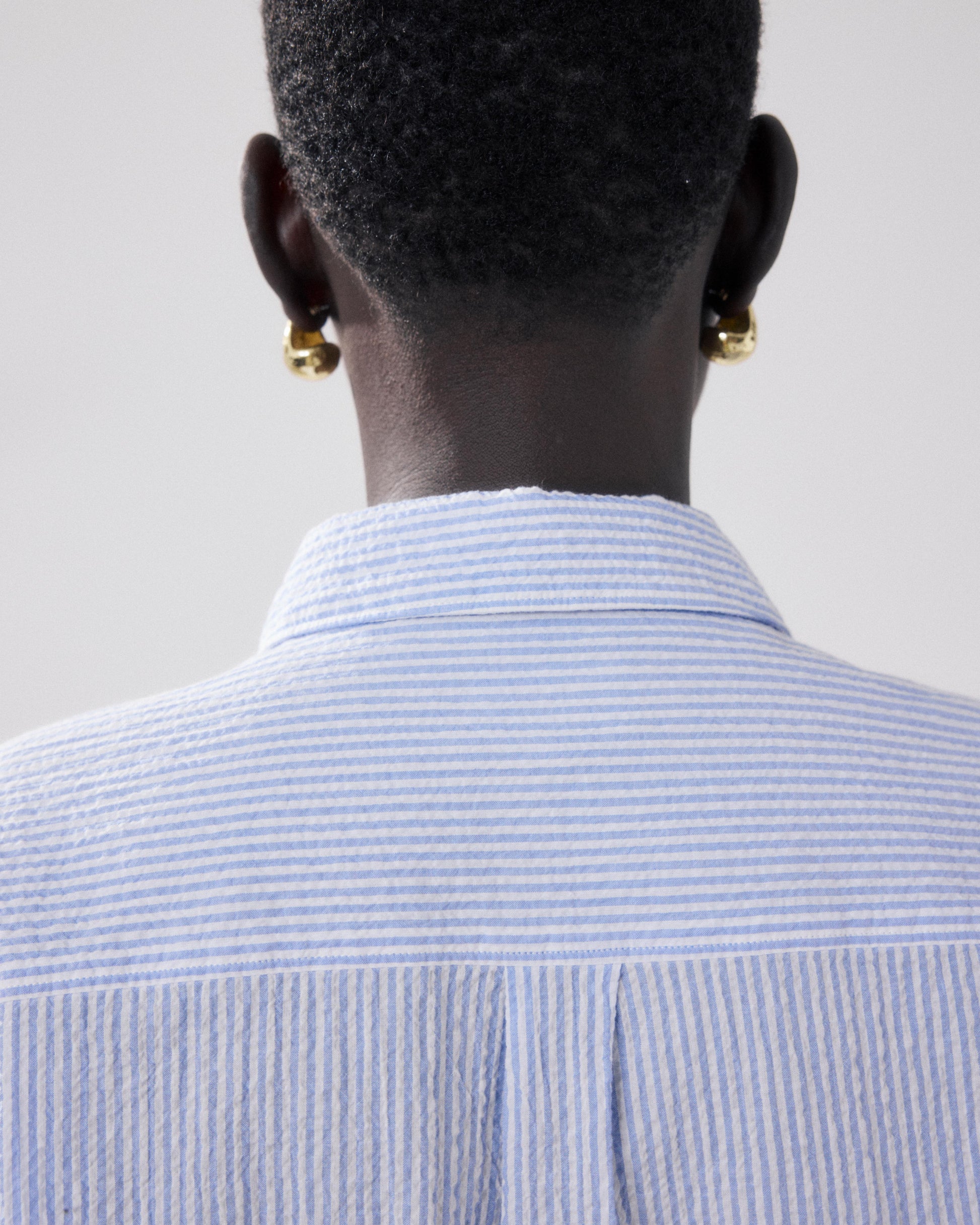 Camicia da donna in cotone seersucker bianco e blu Charlot
