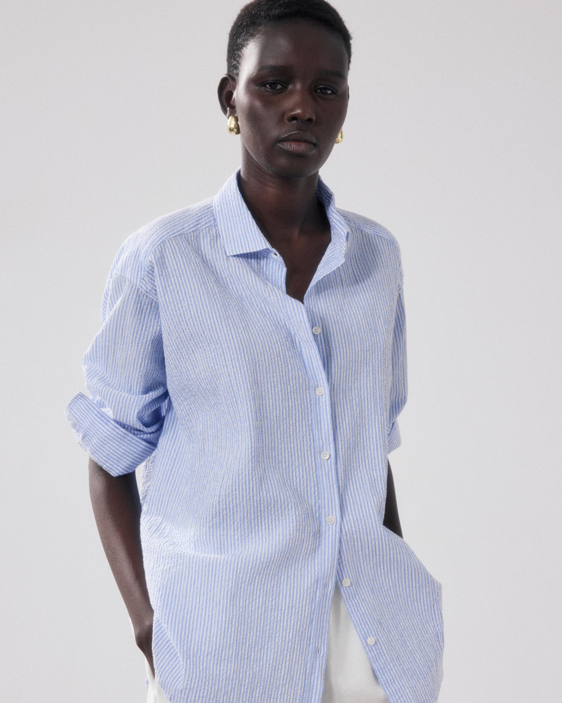 Camicia da donna in cotone seersucker bianco e blu Charlot