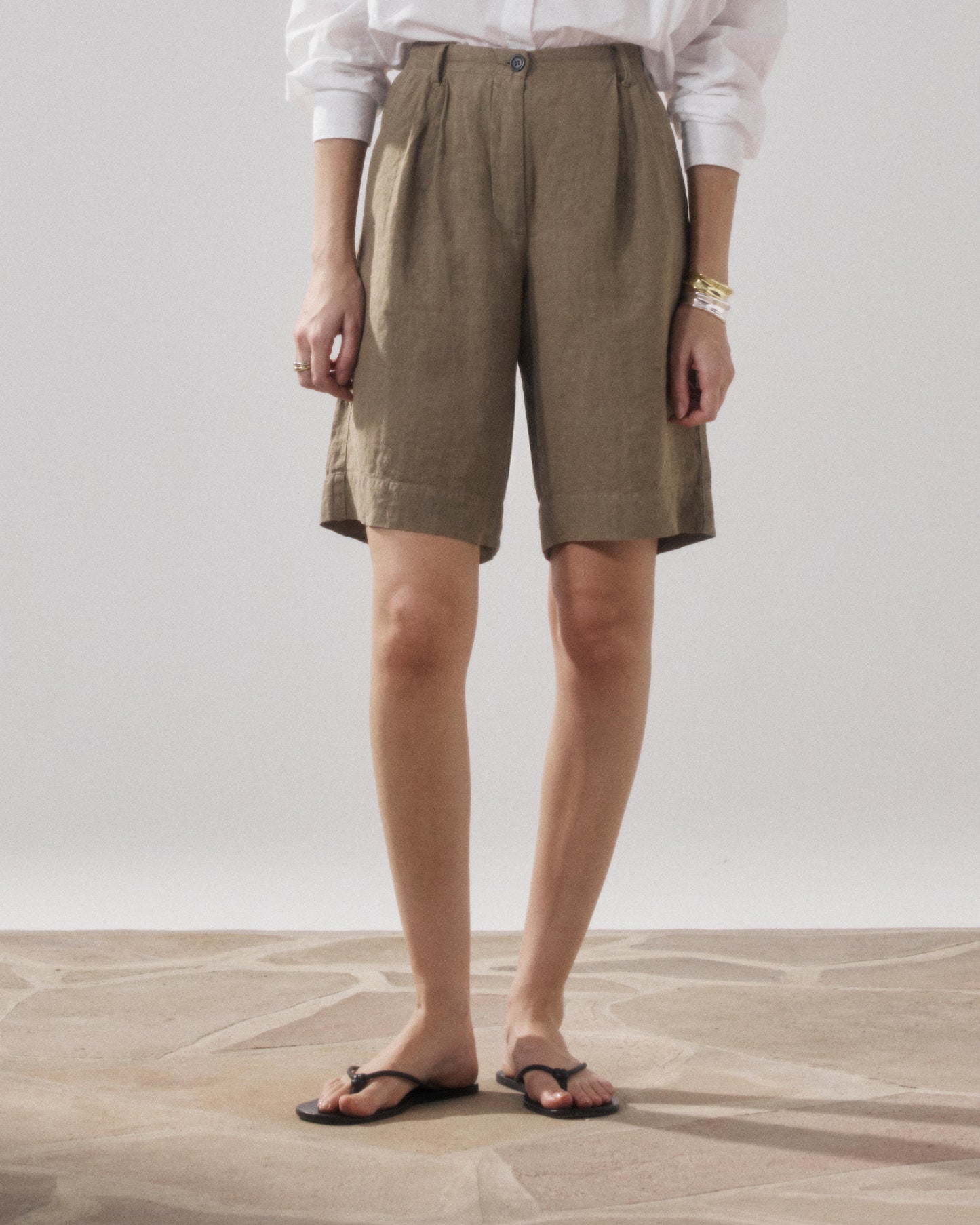 Pantaloncini brevi da donna in lino color cachi Sterling