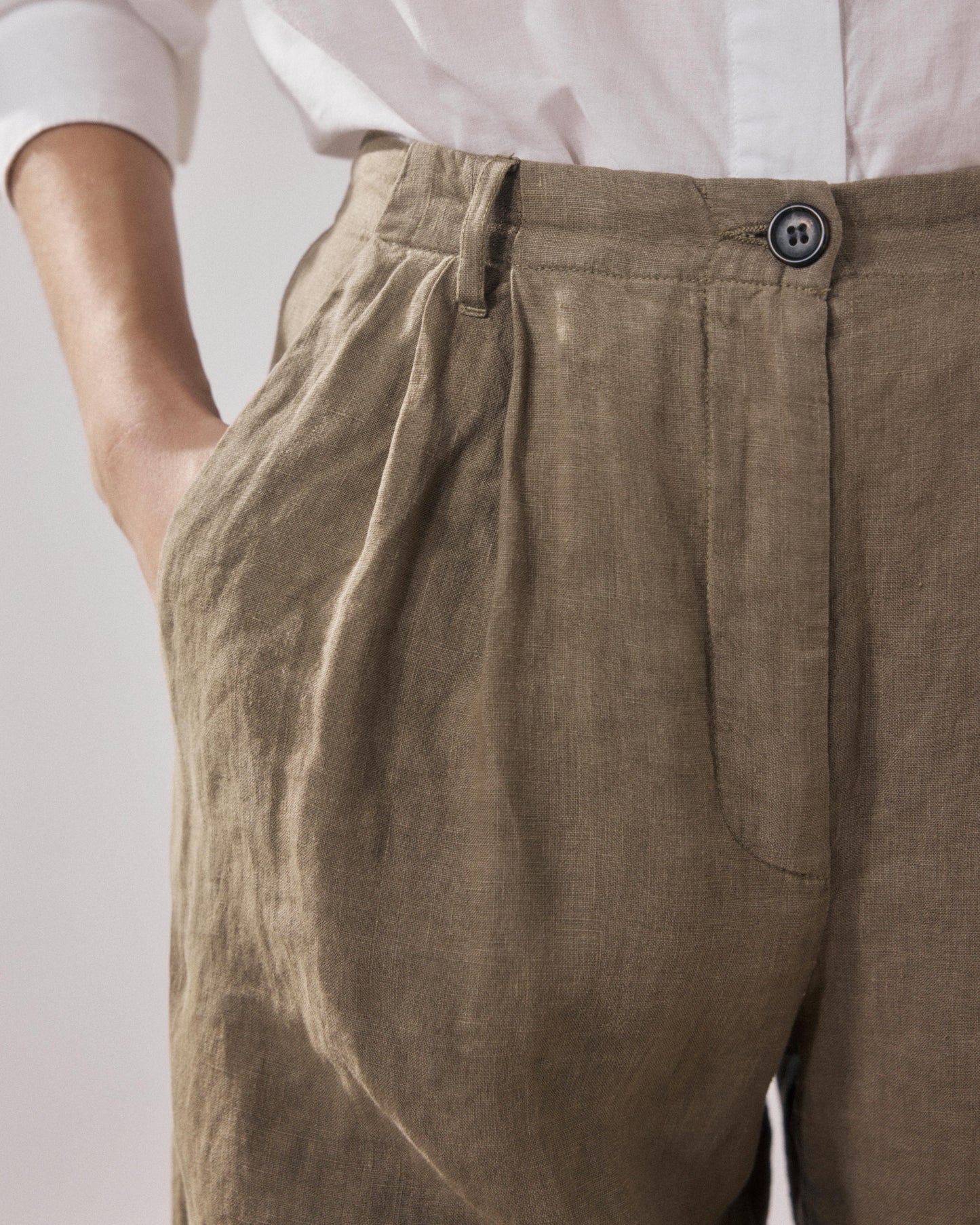Pantaloncini brevi da donna in lino color cachi Sterling