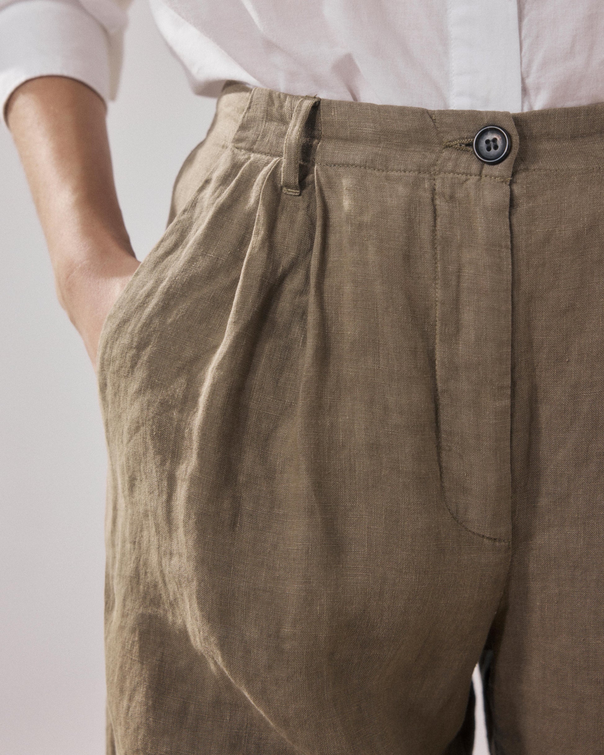 Pantaloncini brevi da donna in lino color cachi Sterling